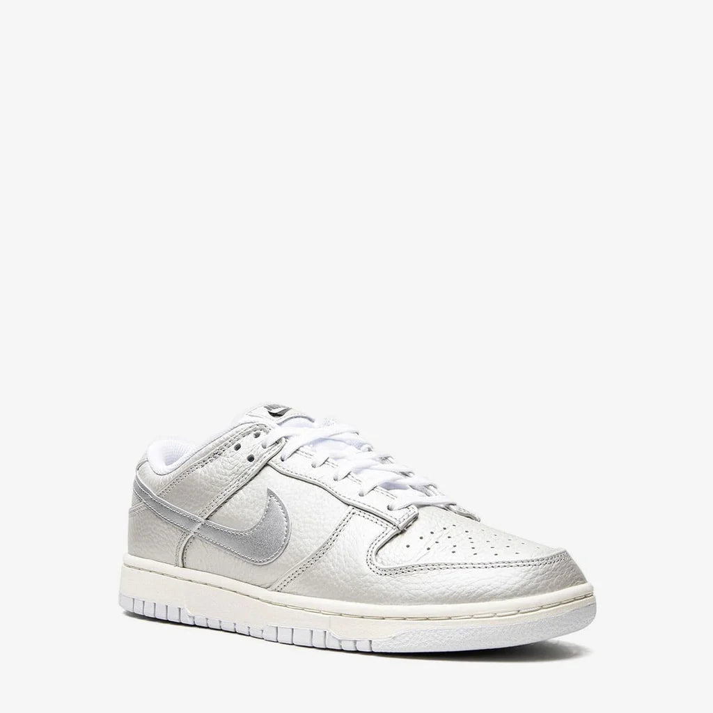 Nike Dunk Low SE “Metallic Silver”